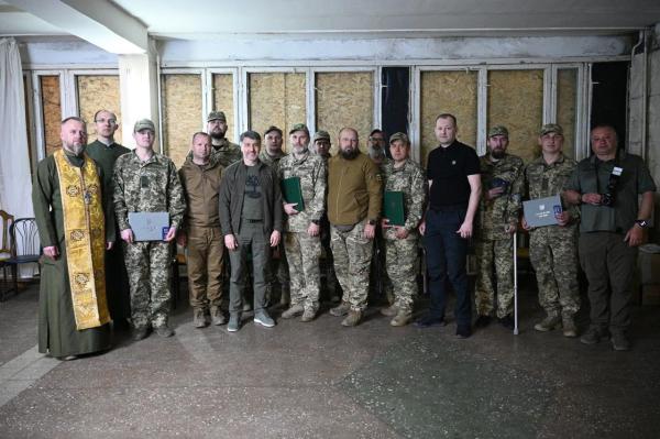 Мирослав Білецький на Сході відвідав захисників та вручив нагороди
