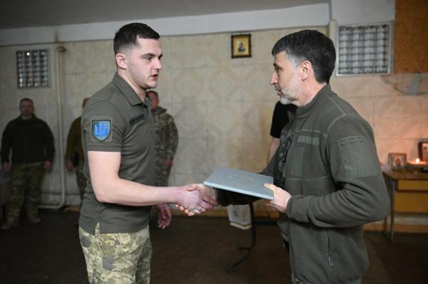 Мирослав Білецький на Сході відвідав захисників та вручив нагороди