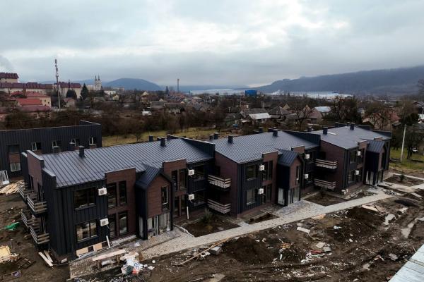 На Закарпатті релоковане підприємство зводить для своїх працівників 13 багатоквартирних будинків